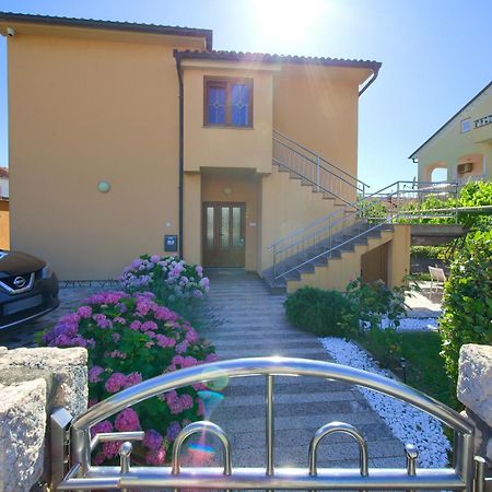 Apartment Bazina - Airconditioning, Parking, 500M From The Beach คิร์ก ภายนอก รูปภาพ