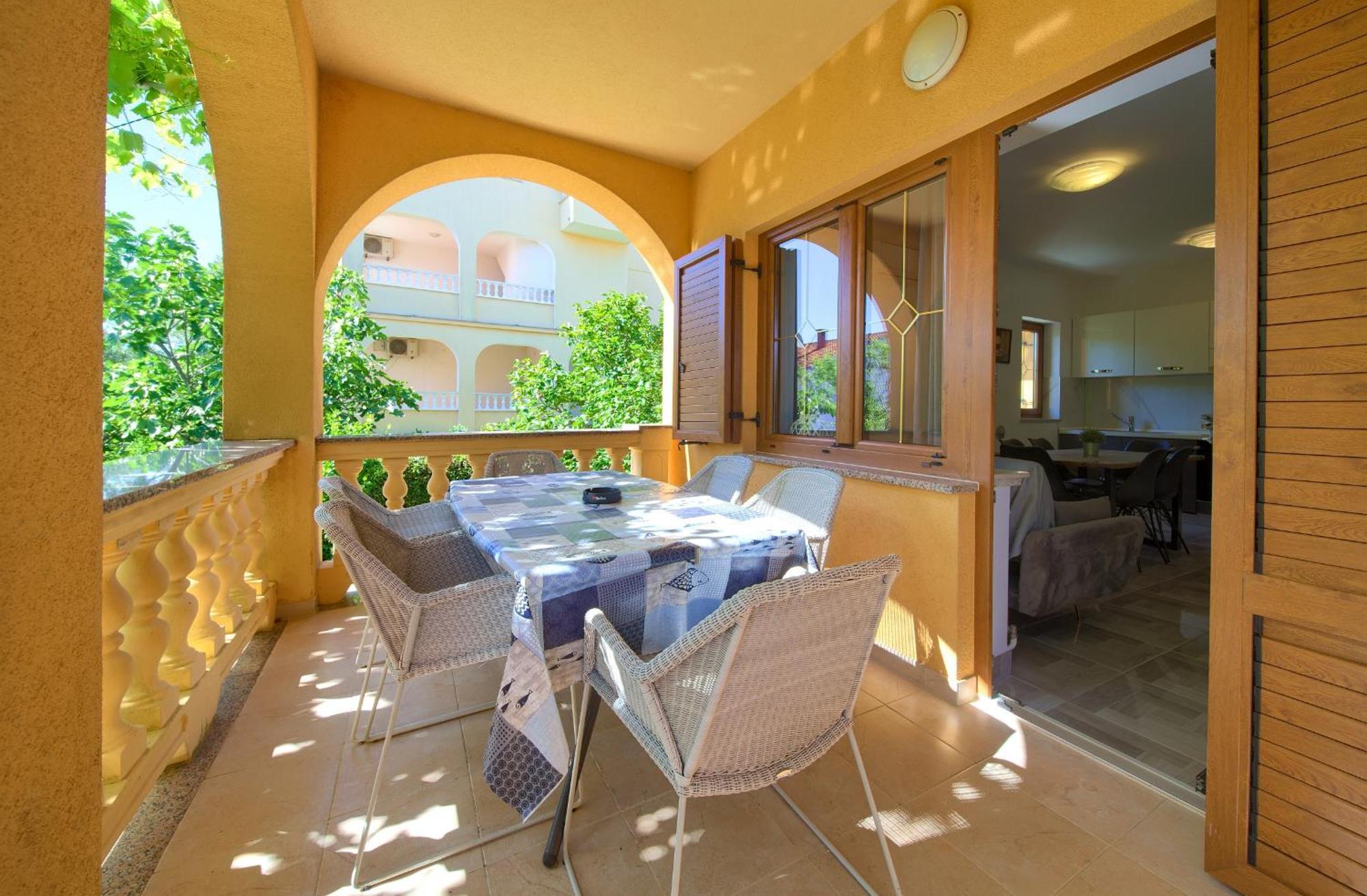 Apartment Bazina - Airconditioning, Parking, 500M From The Beach คิร์ก ภายนอก รูปภาพ