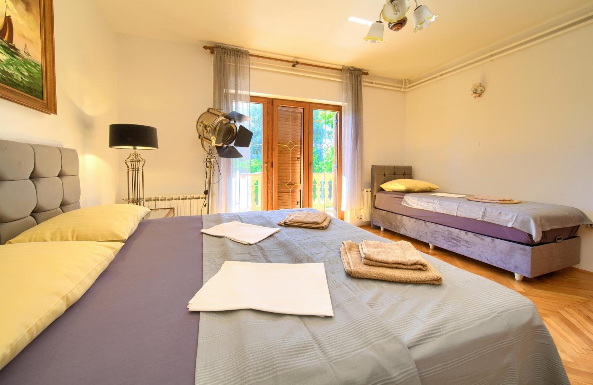 Apartment Bazina - Airconditioning, Parking, 500M From The Beach คิร์ก ภายนอก รูปภาพ
