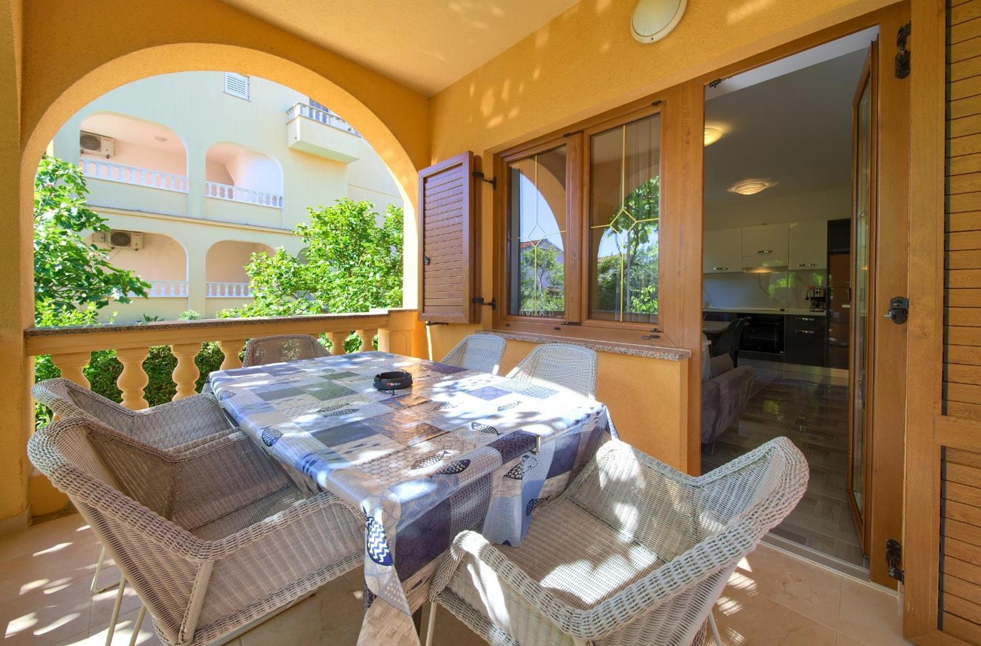 Apartment Bazina - Airconditioning, Parking, 500M From The Beach คิร์ก ภายนอก รูปภาพ